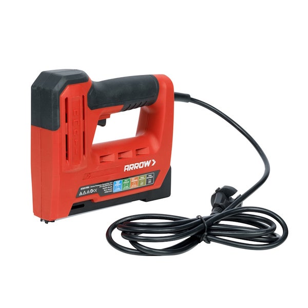 Elektrischer Tacker Arrow in Rot und Schwarz mit Netzkabel und Stecker.