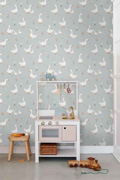 Kinderzimmer mit Tapete mit Gänse-Motiv und Spielküche
