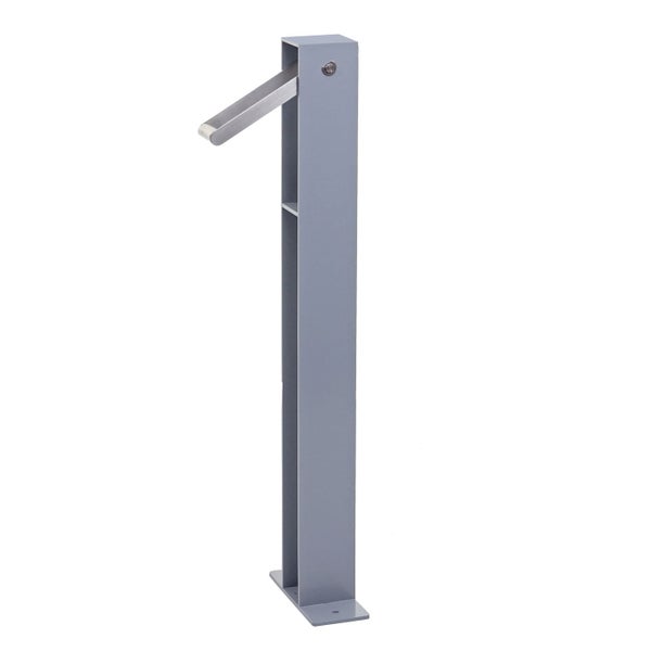 Moderne graue Wasserzapfstelle für den Garten aus Metall mit rechteckiger Säule und minimalistischem Auslauf.