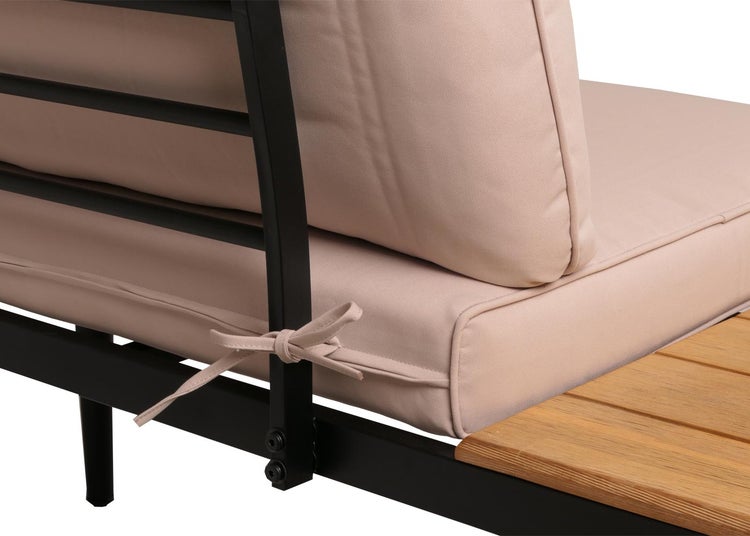 Detailansicht einer Gartenlounge mit Sitzkissen, die mit Bändern am Metallrahmen befestigt sind, neben einer Holzoberfläche.