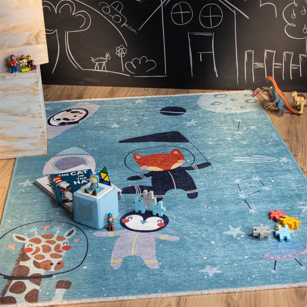 Kinderspielteppich mit Weltraum Motiv und niedlichen Tieren als Astronauten in einem liebevoll eingerichteten Kinderzimmer.