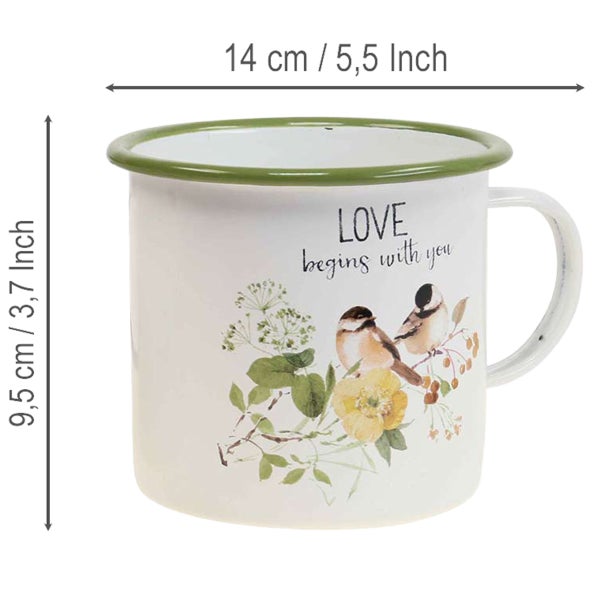 Emaille-Becher mit Vogelmotiv, Blumen und Text Love begins with you. Breite 14 Zentimeter, Höhe 9,5 Zentimeter.