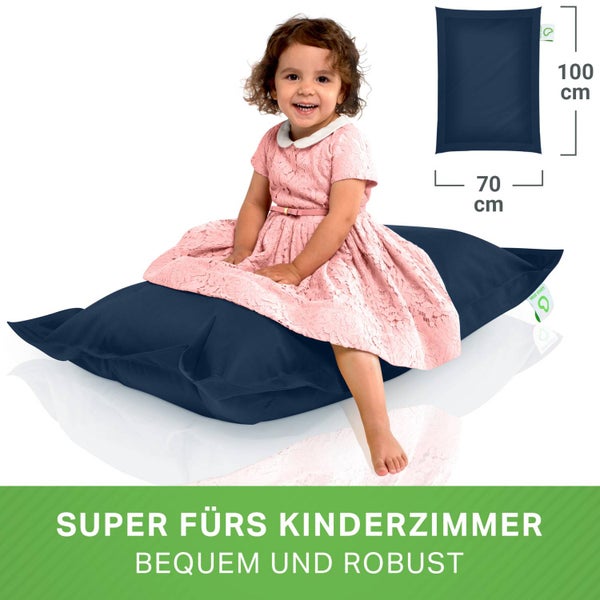 Laub und Tannenzapfen auf einem Teichnetz