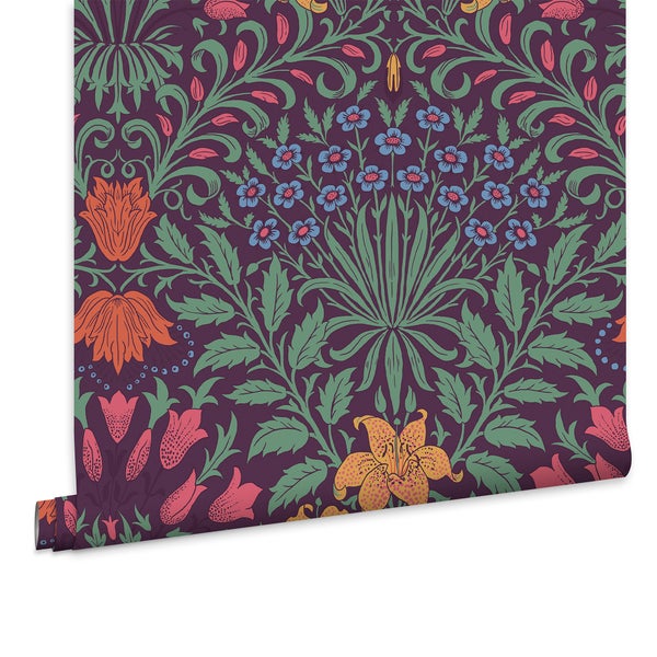 Tapete mit floralem Muster in Form von Blumen und Blättern im Arts and Crafts Stil auf einer Rolle