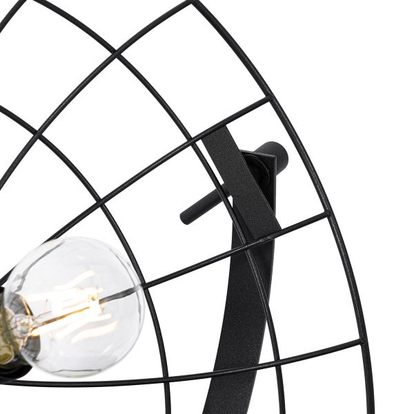 Detailansicht einer Lampe mit Drahtschirm und Glühbirne