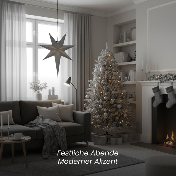 Wohnzimmer mit Sofa, Weihnachtsbaum, Kamin und Sternleuchte für eine festliche Atmosphäre