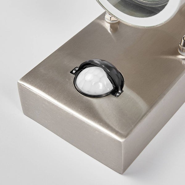 Nahaufnahme eines Bewegungsmelders an einer Außenleuchte aus gebürstetem Edelstahl.