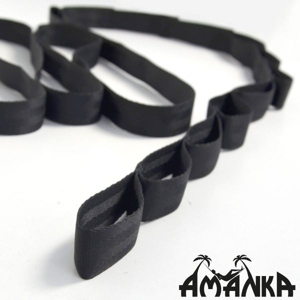 Befestigungsgurt für Hängematten mit mehreren Schlaufen aus schwarzem Textilgewebe, AMANKA Logo.
