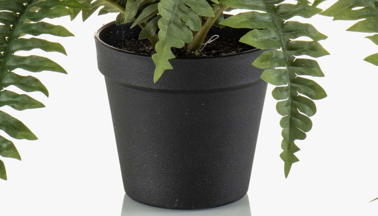 Künstliche Hortensie mit cremefarbenen Blüten und grünem Stiel mit Blättern.