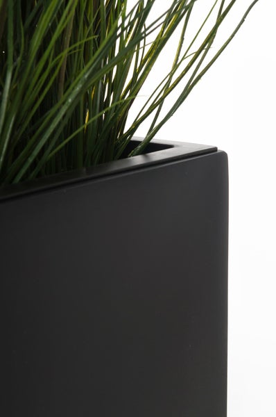 Detailansicht eines schwarzen Pflanzgefäßes mit künstlichem Gras.