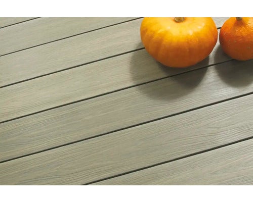 Terrassendielen aus Holz-Kunststoff-Verbundwerkstoff mit Holzstruktur und zwei Kürbissen.