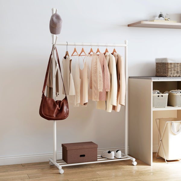 Freistehende Kleiderstange mit Rollen und Ablageboden, ideal für die organisierte Aufbewahrung von Kleidung und Accessoires im Innenbereich.