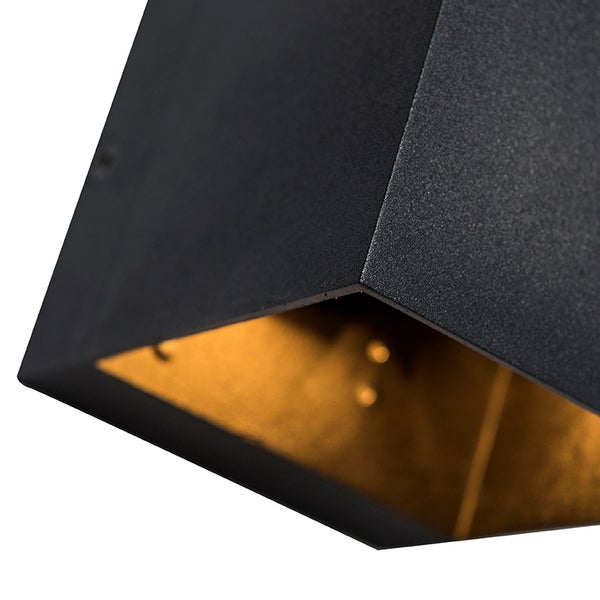 Detailansicht einer schwarzen Außenleuchte mit goldenem Innenraum