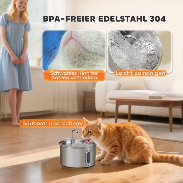 Eine Katze trinkt aus einem Trinkbrunnen aus Edelstahl 304 in einem hellen Wohnzimmer. Der Brunnen ist frei von Bisphenol A und leicht zu reinigen.