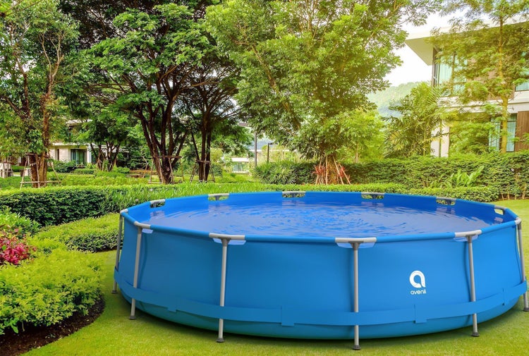 Avenli Frame Pool im Garten mit Bäumen und Sträuchern