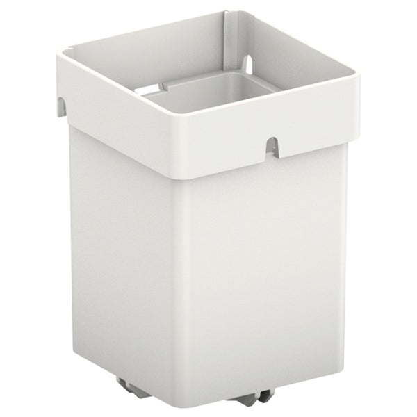 Mann schleift Klavier mit einem Exzenterschleifer und Staubabsaugung in einem hellen Raum.