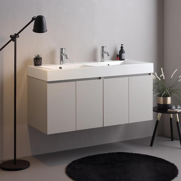 Moderner Doppelwaschtisch mit Unterschrank und zwei Wasserhähnen in einem stilvoll eingerichteten Badezimmer.