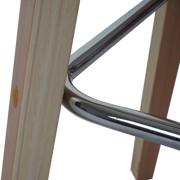 Detailaufnahme eines Hockers mit Holzbeinen und verchromter Metallverstrebung.