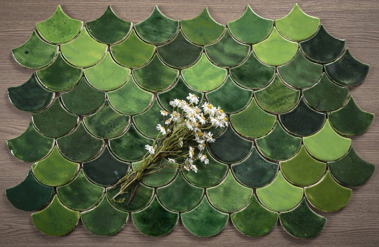 Grüne Mosaikfliesen in Schuppenform mit Kamillenblüten