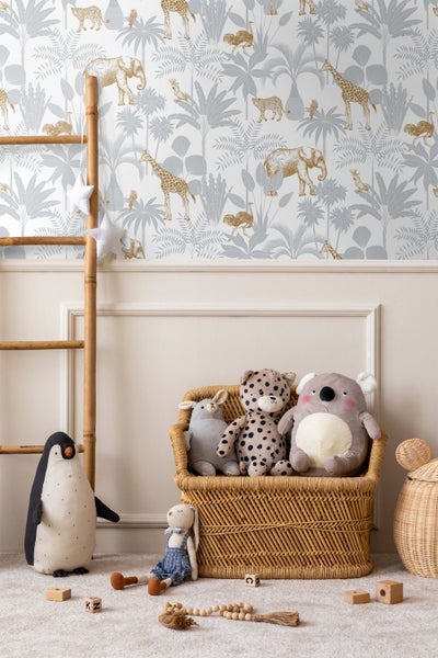 Tapete mit Safari-Muster, Elefant, Giraffe, Leopard, Strauß und tropischen Palmblättern im Skizzenstil.