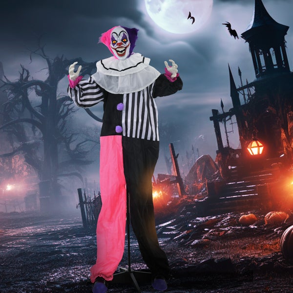 Animierter Horror Clown als Halloween Dekoration vor Friedhofskulisse