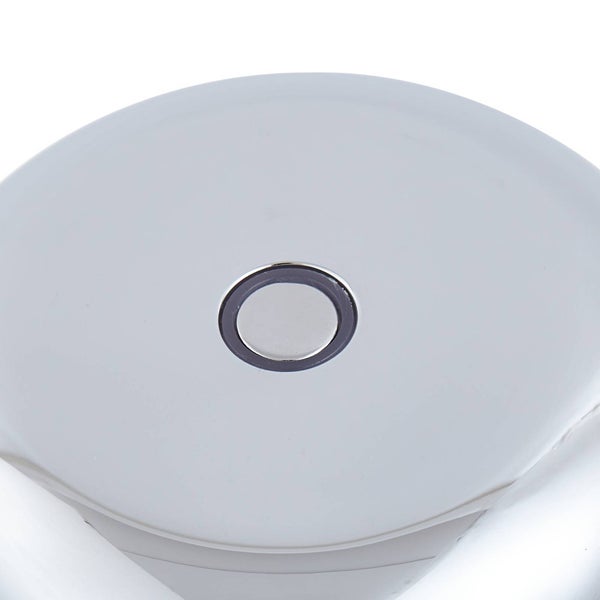 Detailansicht eines runden verchromten Metallknopfes mit einem zentralen kreisförmigen Sensor.