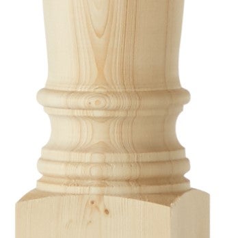 Detailansicht eines gedrechselten Holzpfostens aus hellem Holz mit natürlicher Maserung und quadratischem Fuß.