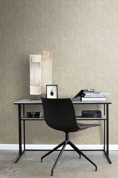 Einrichtungsidee mit Schreibtisch, Stuhl und dekorativer Wandgestaltung für ein stilvolles Arbeitszimmer.