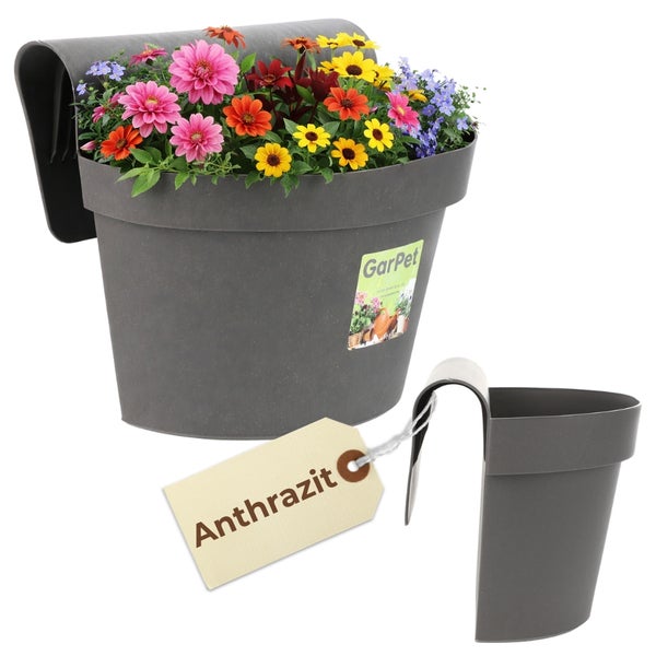 GarPet Balkon-Blumentopf für Geländer in Anthrazit, bepflanzt mit bunten Blumen.