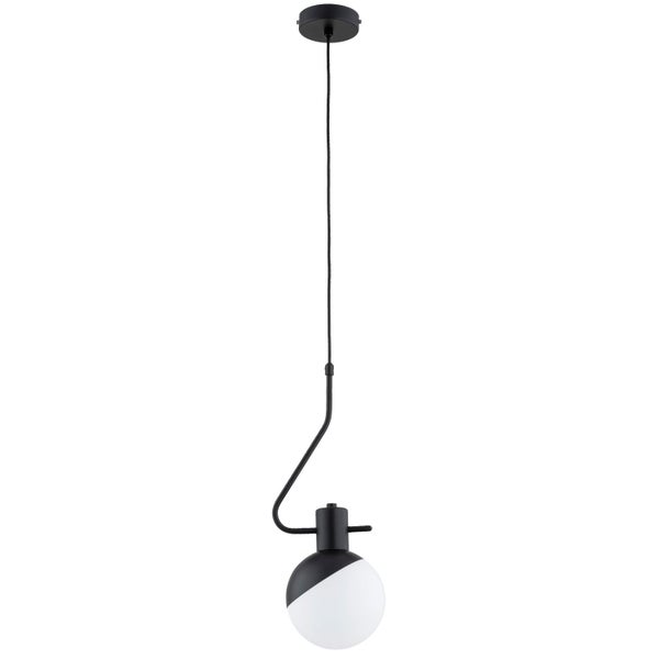 Moderne Pendelleuchte mit kugelförmigem Leuchtenschirm und geschwungener Metallhalterung.