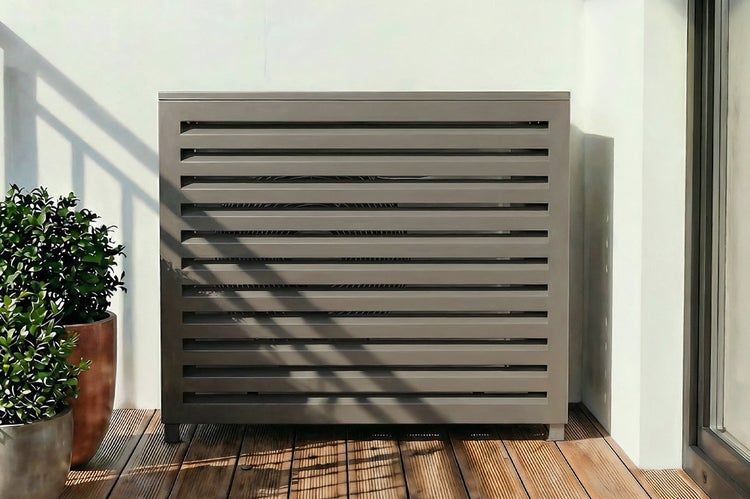 Abdeckung für Klimaanlage mit horizontalen Lamellen auf einem Balkon