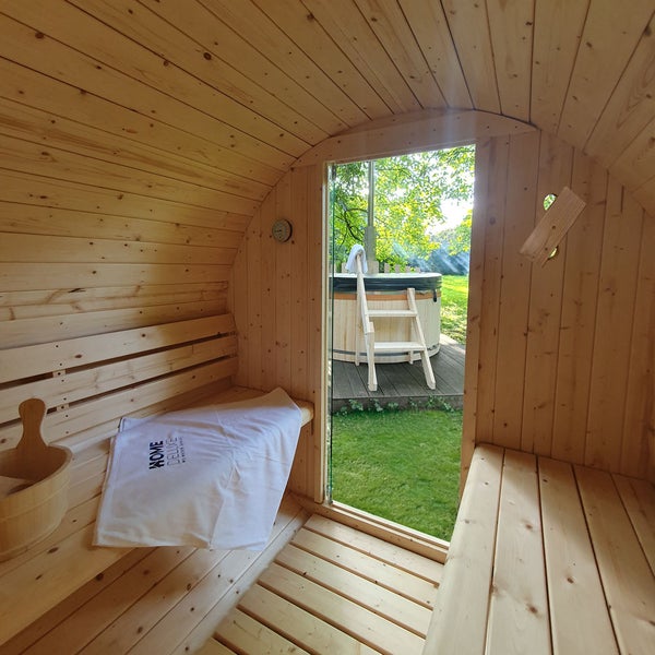 Home Deluxe - Outdoor Fasssauna Lahti M - Maße: BxTxH: ca. 185 cm x 120 cm x 185 cm, Holz: Fichtenholz - inkl. Saunaofen und Saunazubehör I Gartensauna, Außensauna, Sauna Fass für 2 Personen