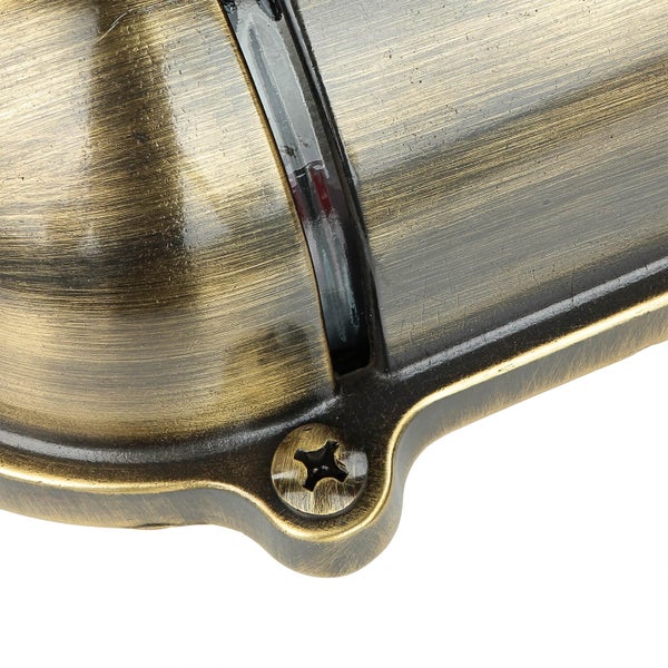 Nahaufnahme eines Beschlags aus Metall mit Schraube