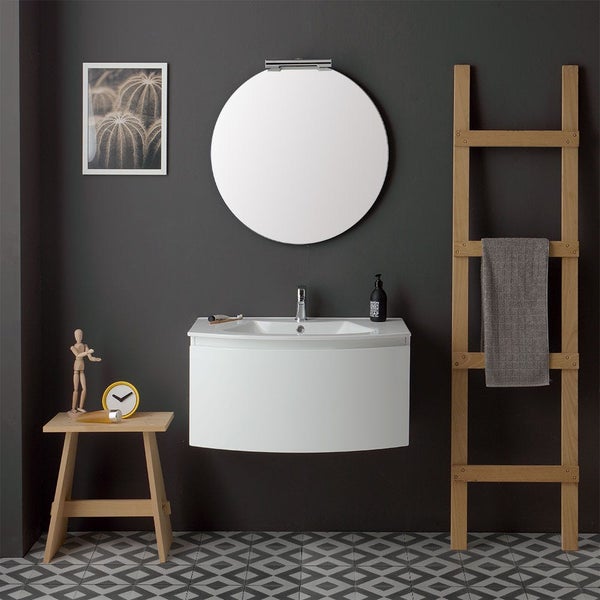 Modernes Badezimmer mit Waschbeckenunterschrank, Spiegel und Leiterregal