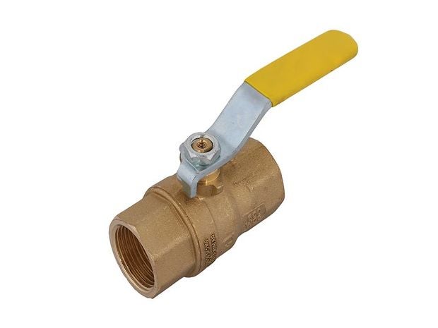 Kugelhahn aus Messing mit gelbem Hebelgriff und Innengewinde für Wasserinstallationen.