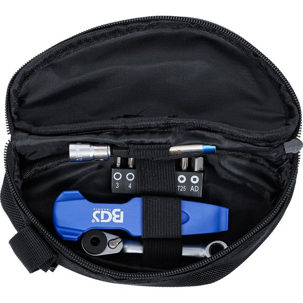 Schwarze BGS Technic Werkzeugtasche mit blauem Reifenheber, kleiner Ratsche, Bits und Stecknuss.