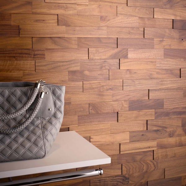 Wandgestaltung mit Holzpaneelen und Handtasche auf Ablage