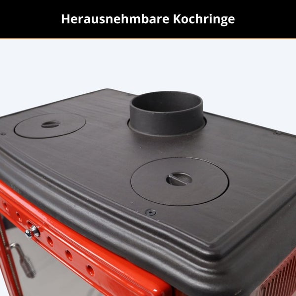 Herausnehmbare Kochringe auf der gusseisernen Herdplatte eines Küchenofens.