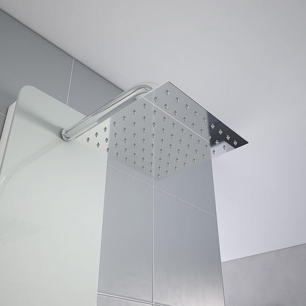 Quadratische Kopfbrause aus Metall mit Duscharm zur Wandmontage in einem Badezimmer