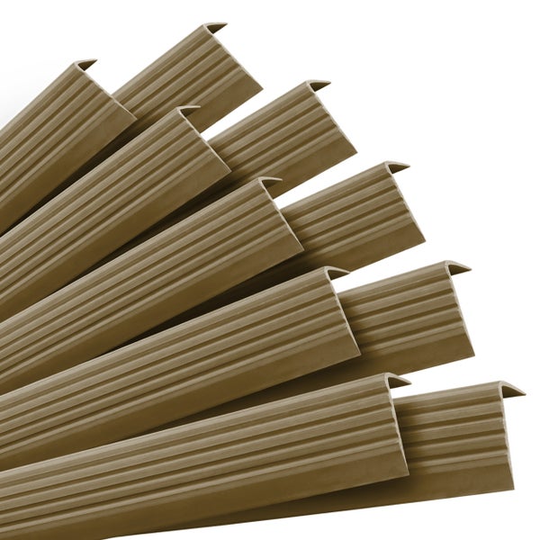 Mehrere Treppenkantenprofile mit Rillen