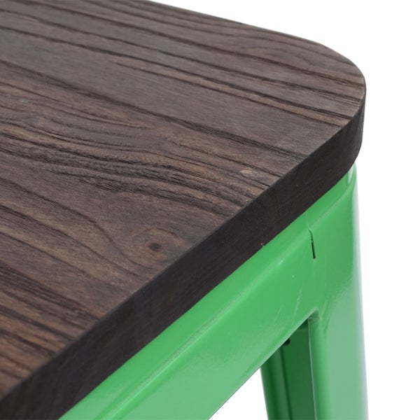 Detailansicht eines Hockers mit Sitzfläche aus Holz und Gestell aus Metall