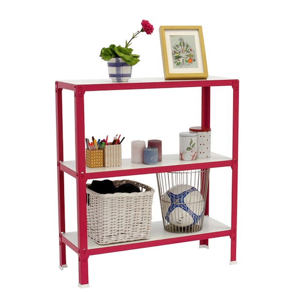 Metallregal mit drei weißen Fachböden und pinkem Gestell, dekoriert mit Aufbewahrungskörben und Büroaccessoires.
