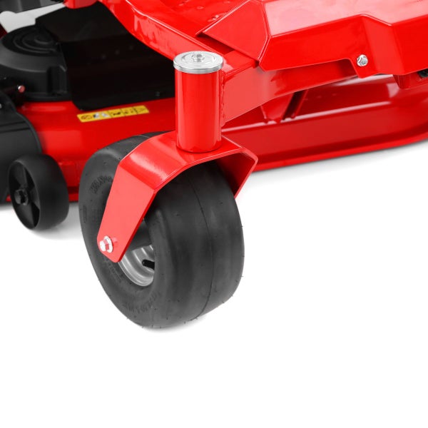 Detailansicht eines Rasentraktors mit Fokus auf Rad und Aufhängung