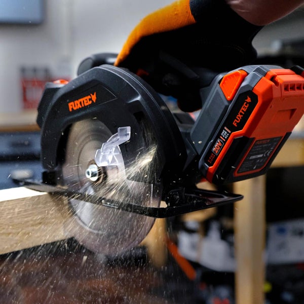 Akkukreissäge beim Sägen eines Holzbretts