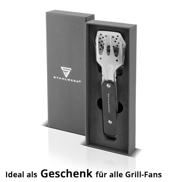 Multifunktionales Grillwerkzeug aus Edelstahl von Stahlwerk in einer schwarzen Geschenkbox. Stahlwerk Logo.