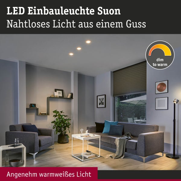 LED Einbauleuchte Suon in einem modernen Wohnzimmer mit grauem Sofa, warmweißem Licht und Dim-to-Warm-Funktion.