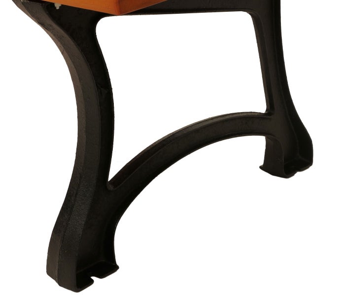 Detailansicht eines Tischbeins aus Gusseisen