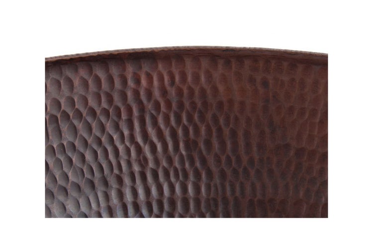 Detailansicht eines gehämmerten Kupferbeckens