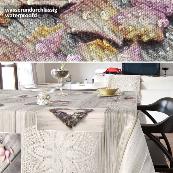 Tischdekoration mit wasserundurchlässiger Tischdecke im Wohnzimmer