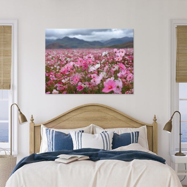 Schlafzimmer mit Doppelbett und einem Wandbild mit Blumenwiese und Bergen.